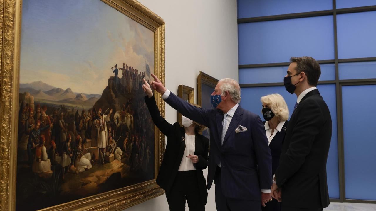Prinz Charles und seine Frau Camilla besichtigen am 24. März 2021 mit dem griechischen Premierminister Kyriakos Mitsotakis die renovierte Nationalgalerie in Athen.