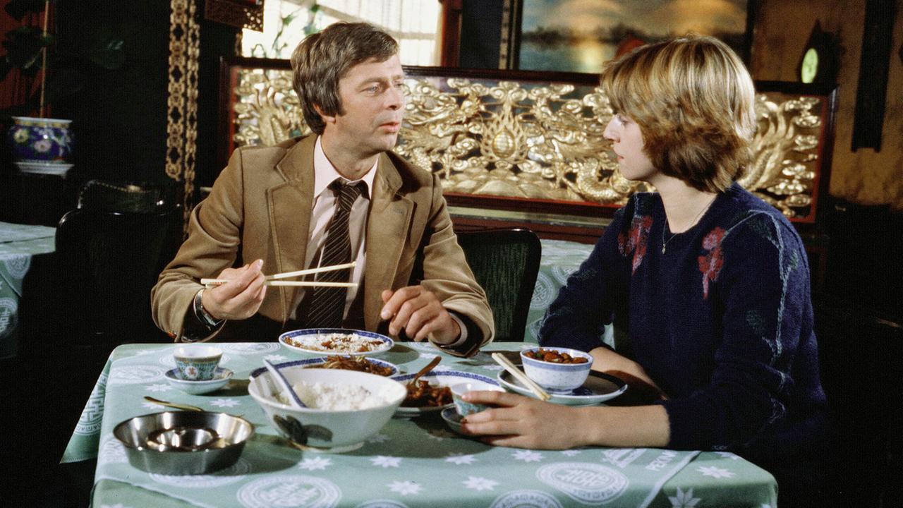 Aus der Tatort-Folge "Mit nackten Füßen" (1980): Hauptkommissar Sander (Volker Kraeft) ermittelt in einem chinesischen Restaurant