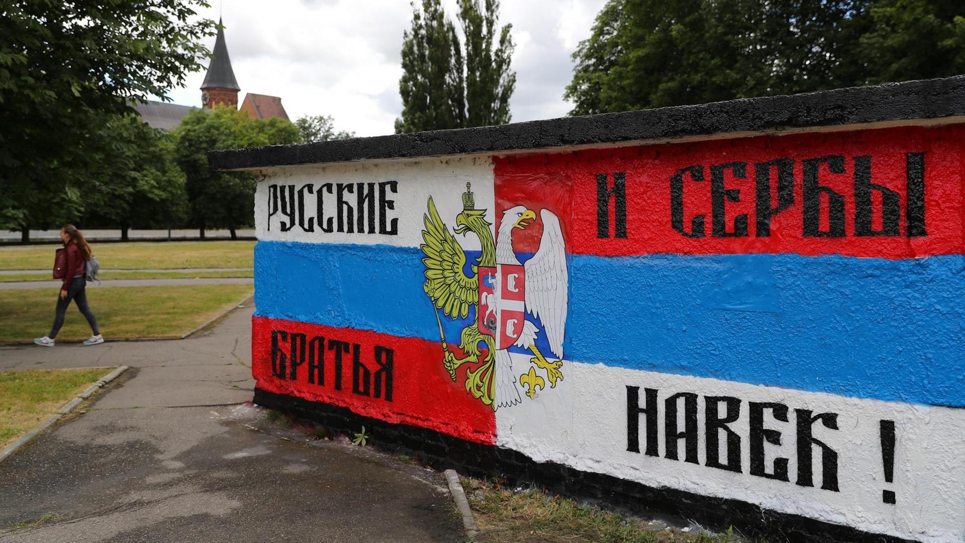 "Russen und Serben sind für immer Brüder" - in Kaliningrad bezeugt eine Wandmalerei die Freundschaft beider Länder.