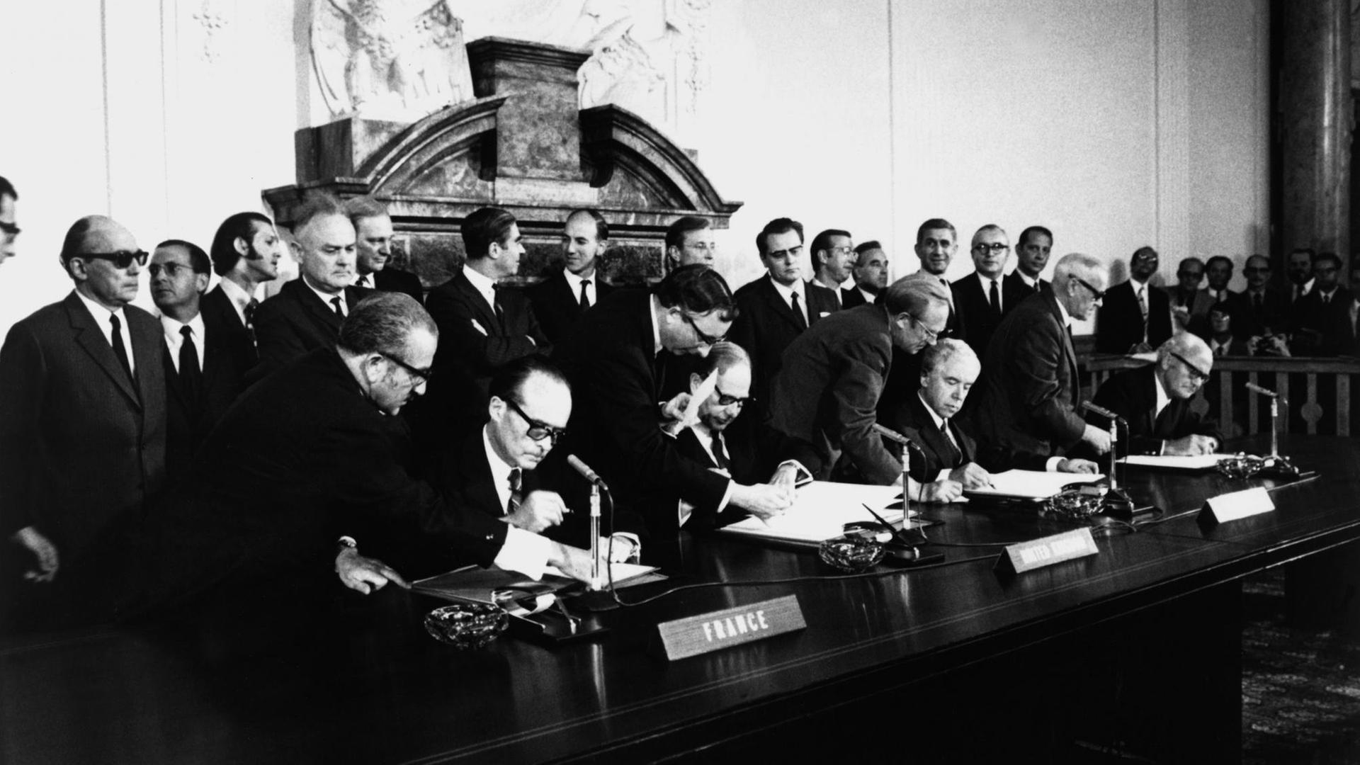 Unterzeichnung des Viermächte-Abkommens über Berlin im Gebäude des Alliierten Kontrollrats in Berlin (West) am 3. September 1971. Die vier Botschafter v.li. Jean Sau- vagnargues (Frankreich), R.Jackling (Großbritannien), P.Abrassimow (UdSSR), K.Rush (USA)