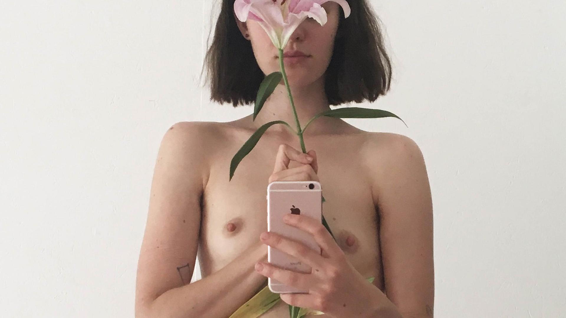 Nackte Brüste werden oft gelöscht - auch wenn eine Blume mit auf dem Foto ist