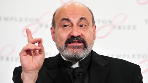 Tomáš Halík mit erhobenem Zeigefinger