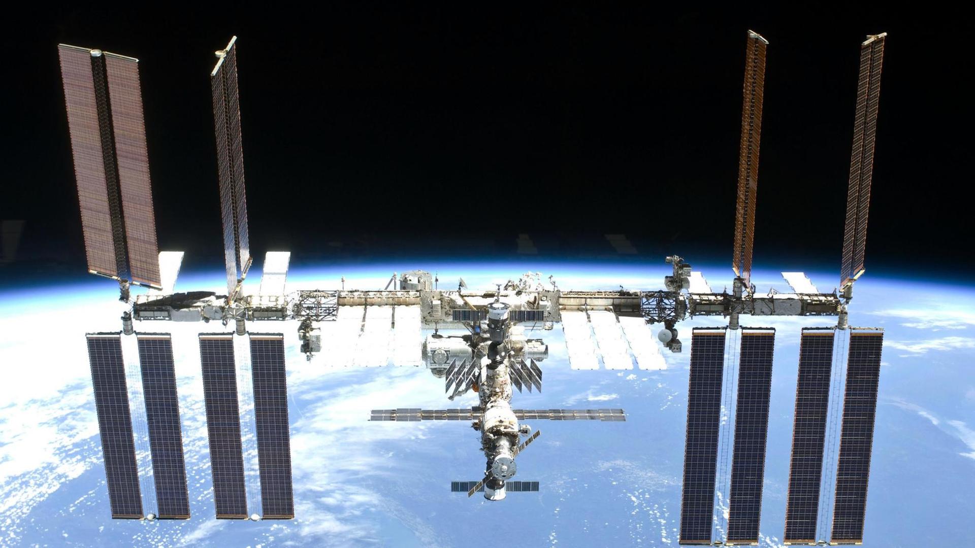 Die internationale Raumstation ISS, aufgenommen am 23.05.2010 vom STS-132 Space Shuttle Atlantis aus.