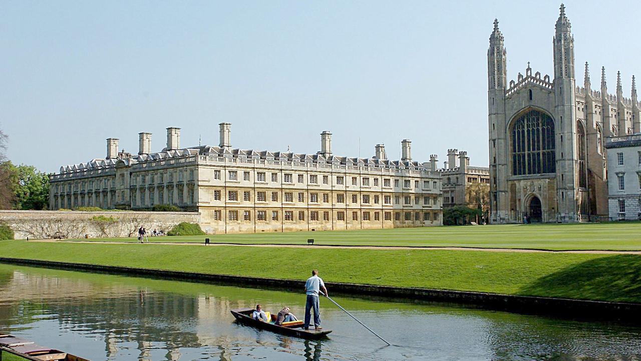 Blick auf die Universität Cambridge in Großbritannien mit der King's College Chapel und dem Clare College