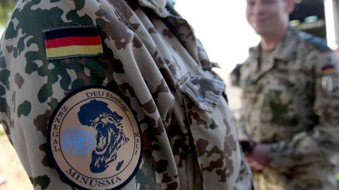 Zu sehen ist ein Arm eines Bundeswehrsoldaten mit dem Missions-Logo von MINUSMA, der Unterstützungsmission der Bundeswehr in Mali.
