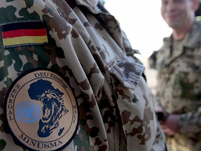 Zu sehen ist ein Arm eines Bundeswehrsoldaten mit dem Missions-Logo von MINUSMA, der Unterstützungsmission der Bundeswehr in Mali.