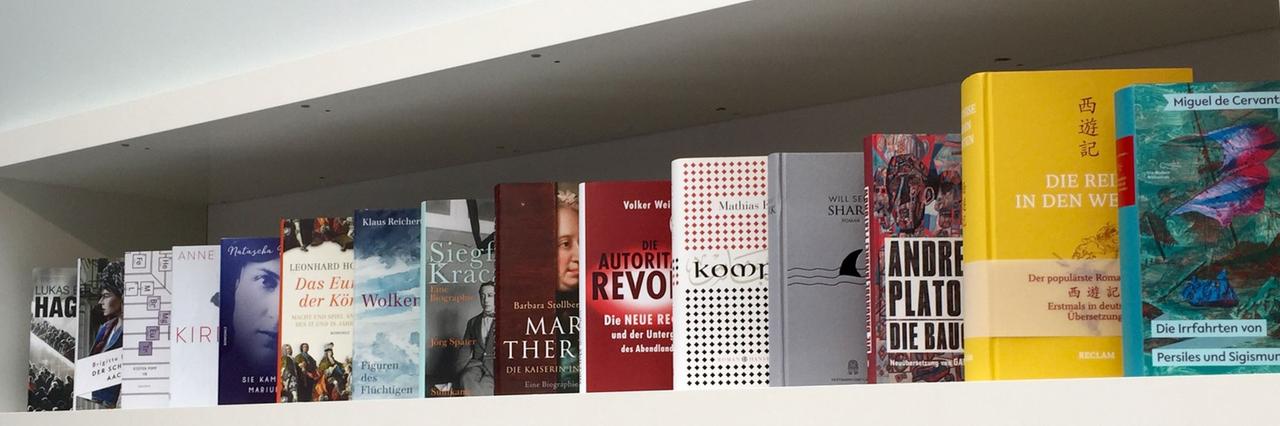 Preis der Leipziger Buchmesse 2017: Die Werke Nominierten stehen in einem Regal.