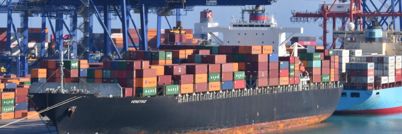 Das Foto zeigt ein Containerschiff im Hafen von Valencia, Spanien.
