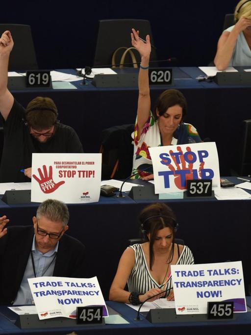 Vertreter der "Konföderalen Fraktion der Vereinten Europäischen Linken/Nordischen Grünen Linken" protestieren im Europa-Parlament gegen das Freihandelsabkommen TTIP.