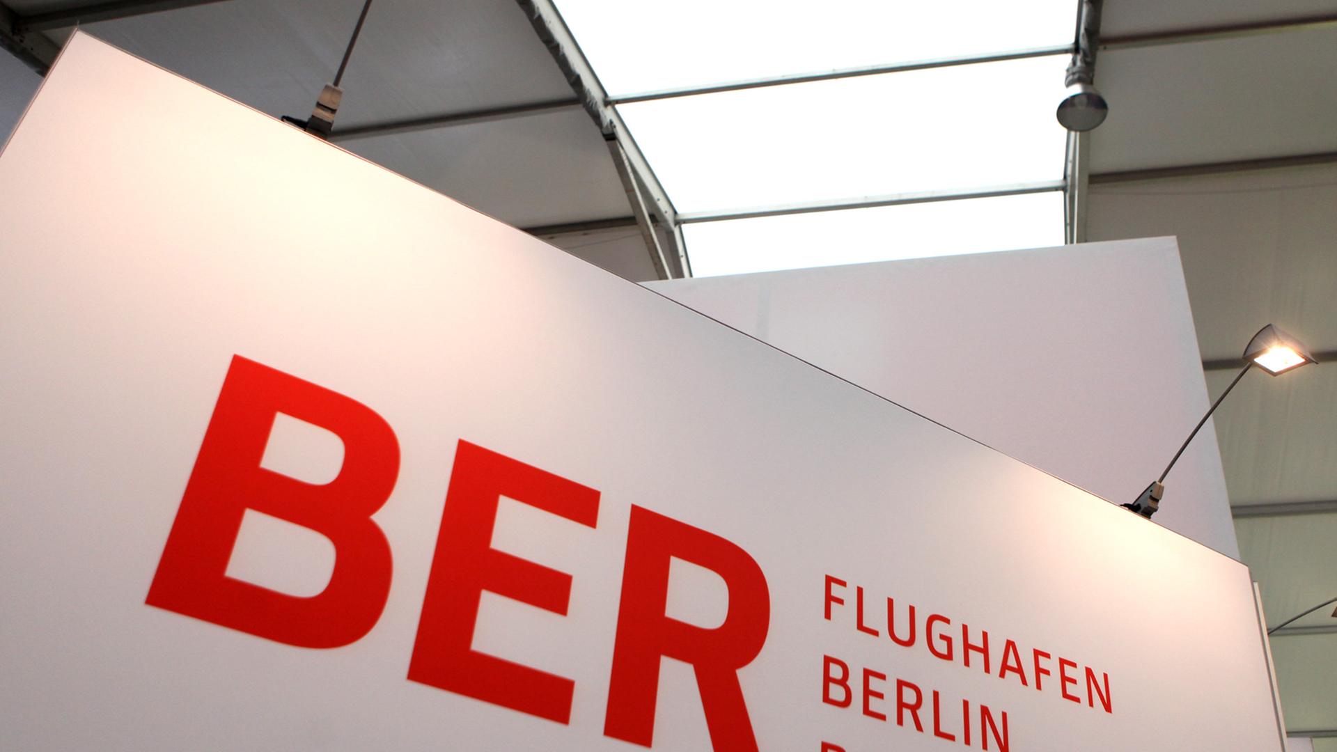 Statikprobleme - Bauaufsicht stoppt Arbeiten am Berliner Flughafen