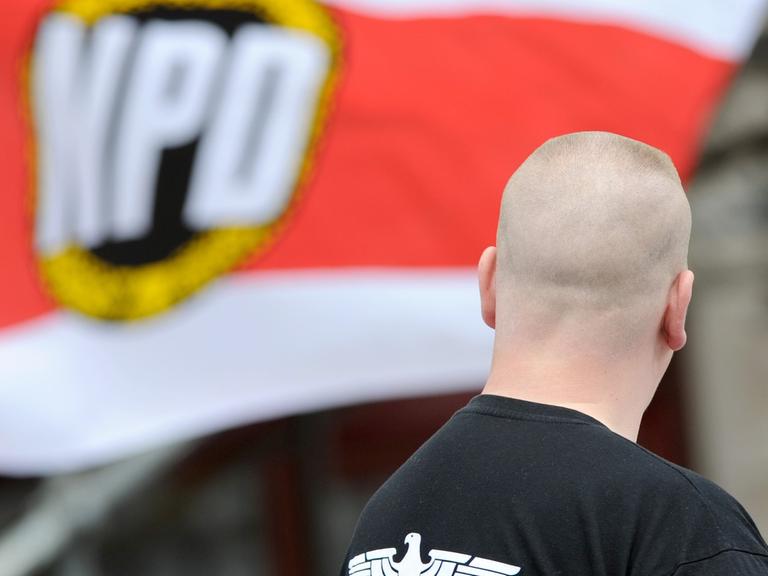 Ein Unterstützer der NPD steht am Sonntag (17.06.2012) mit einem Shirt mit der Aufschrift "Deutschland" bei einer NPD-Kundgebung am Strausberger Platz in Berlin.