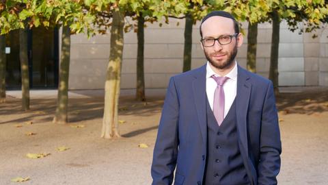 Akiva Weingarten vor der Dresdener Synagoge