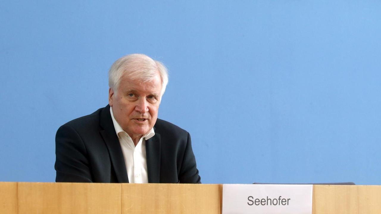 Innenminister Horst Seehofer (CSU), beantwortet nach dem Innenausschuss zu Afghanistan vor der Bundespressekonferenz Fragen von Journalisten.