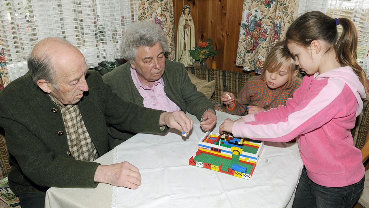 Großeltern spielen mit ihren Enkelinnen: Bei der Familie Heinzelmann in der Nähe von Fürstenfeldbruck bei München leben drei Generationen unter einem Dach.