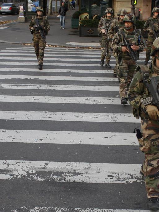 Soldaten patrouillieren durch die Straßen von Paris.