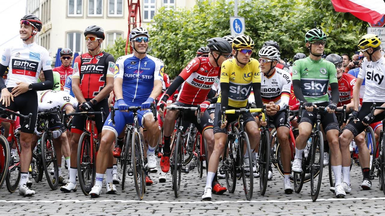 Tour-de-France-Fahrer vor dem Start der 2. Etappe in Düsseldorf