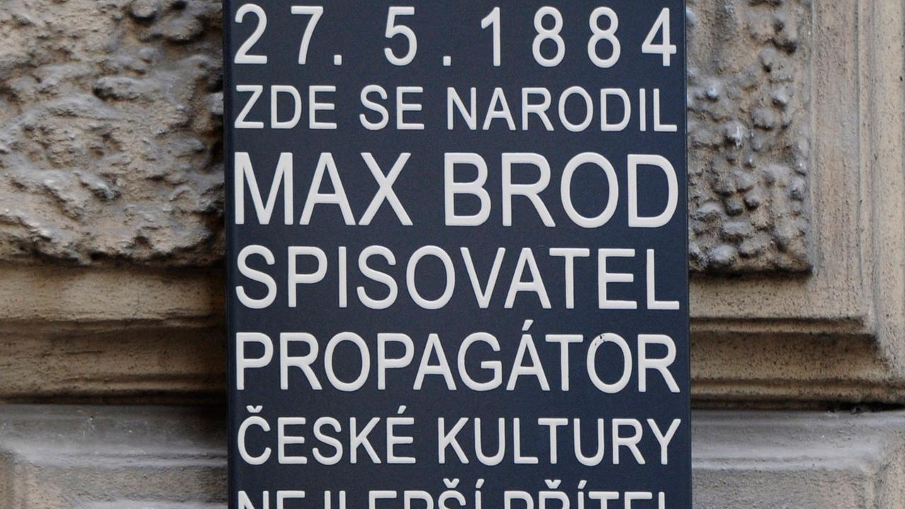 Eine Gedenktafel am Geburtshaus von Max Brod in Prag wurde 2011 enthüllt.