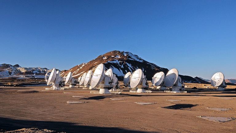 Die ALMA-Antennenanlage auf der mehr als 5000 Meter hoch gelegenen Chajnantor-Ebene in den chilenischen Anden 