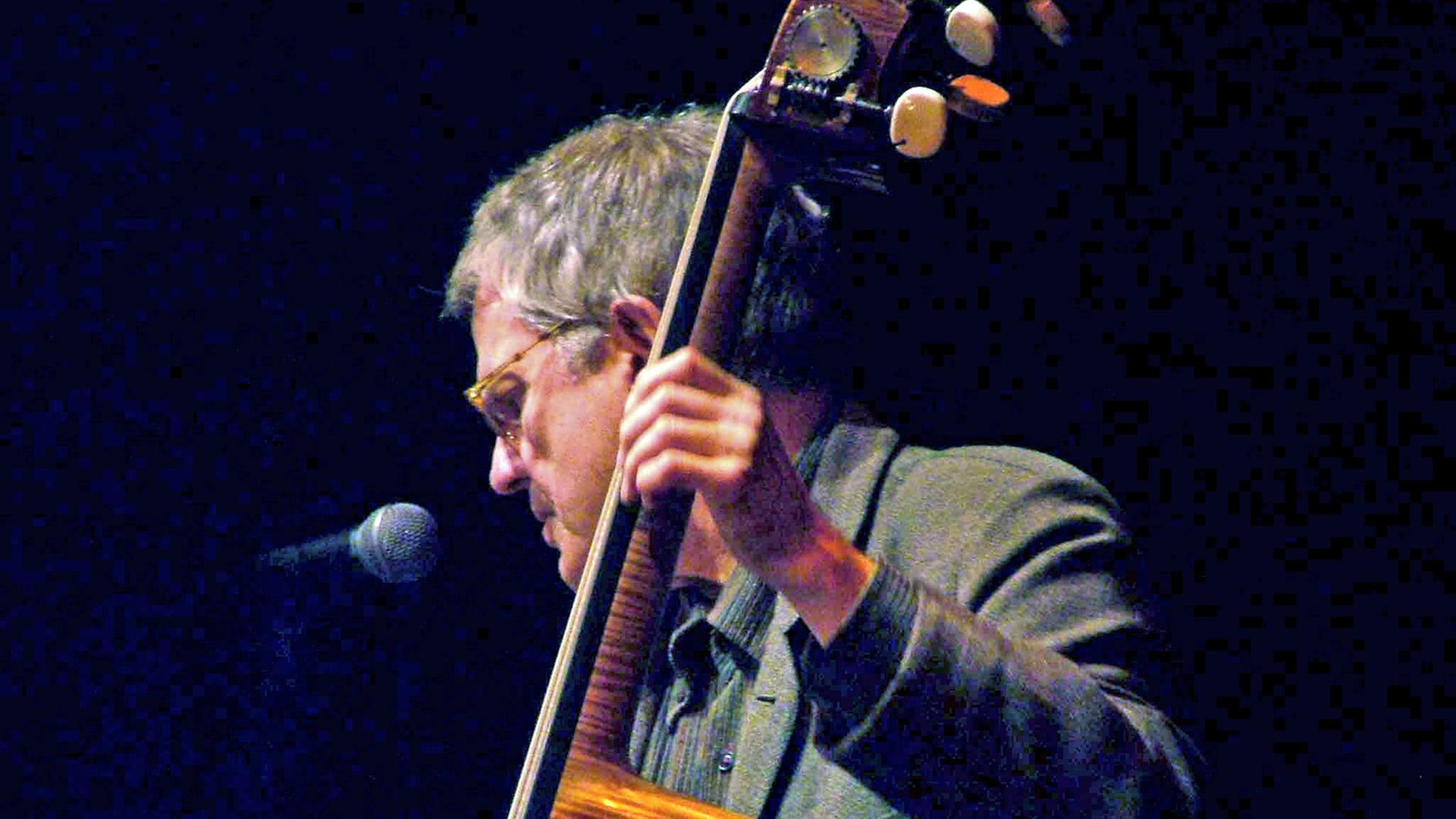 Der Jazz-Bassist Charlie Haden beim International Jazz Festival in Granada im November 2005