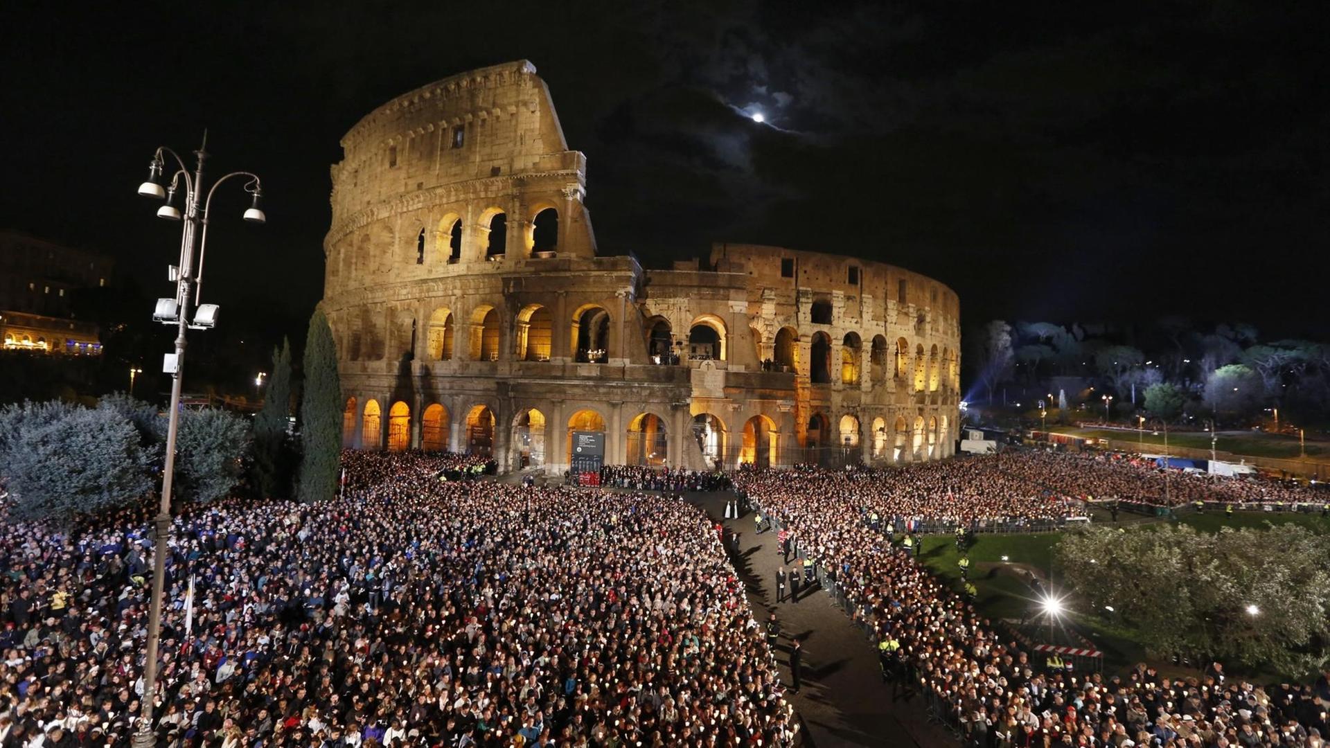 Das Kolosseum in Rom bei Nacht während des Betens des Kreuzweges mit Papst Franziskus