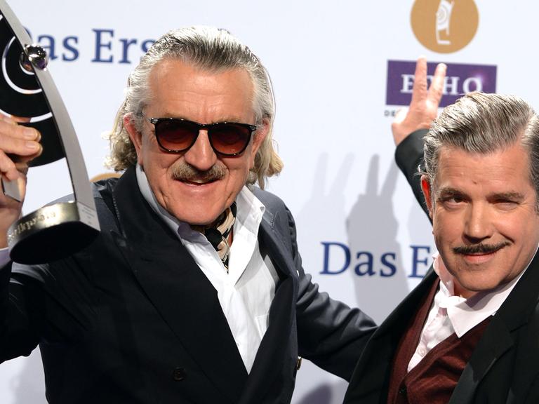 Die Schweizer Pop-Musiker Dieter Meier (l) und Boris Blank alias Yello freuen sich am 27.03.2014 in Berlin bei der Verleihung des Musikpreises Echo über die Auszeichnung in der Kategorie "Lebenswerk".