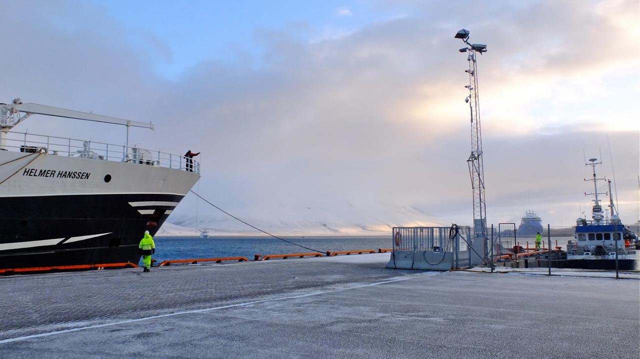 Das Forschungsschif "Helmer Hansen" im Hafen von Longyearbyen.