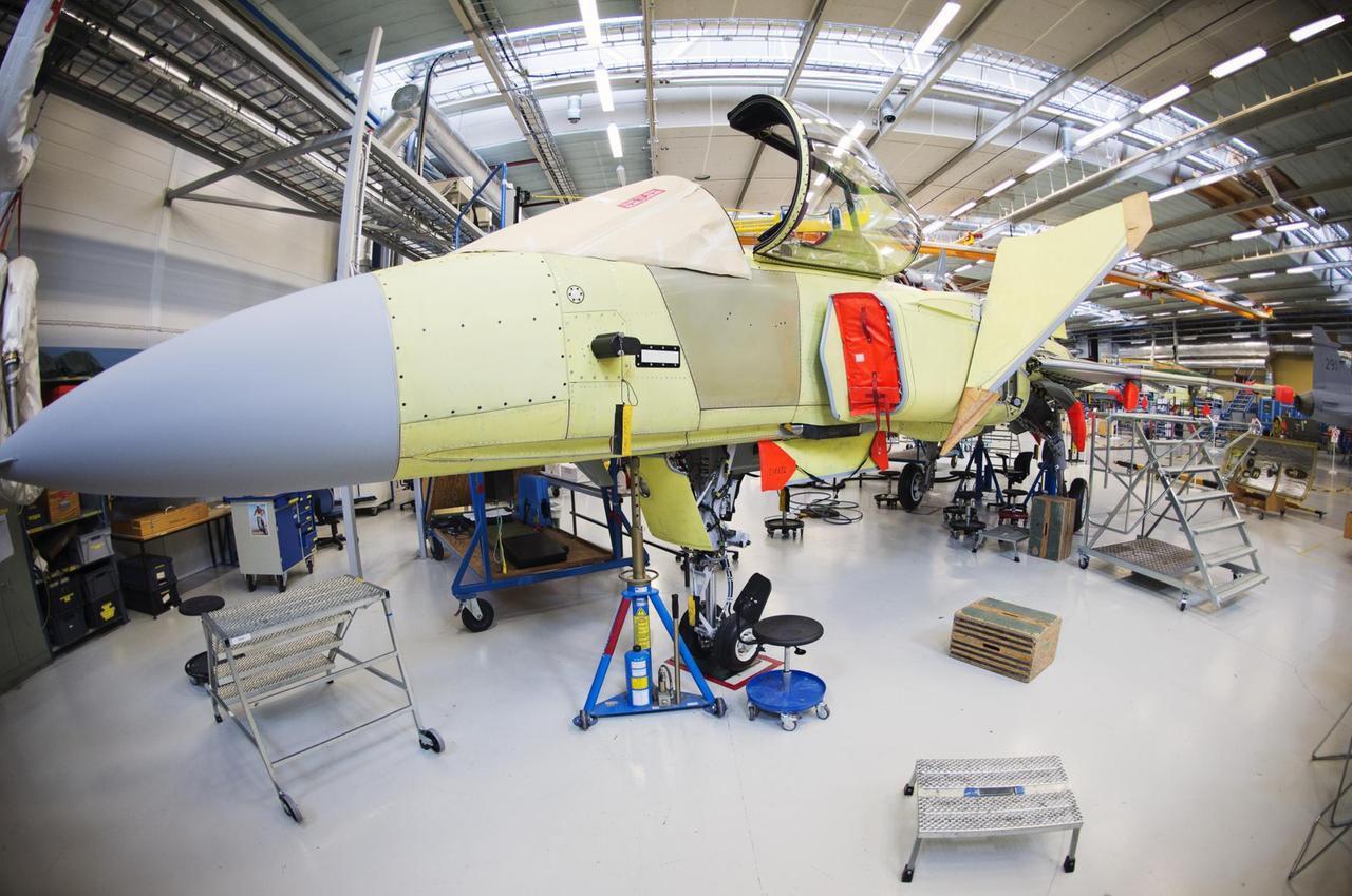 Ein Kampfjet des Typs Saab JAS 39 Gripen, kurz "Gripen" genannt, wird in der Saab-Fabrik in Linkoeping in Schweden montiert