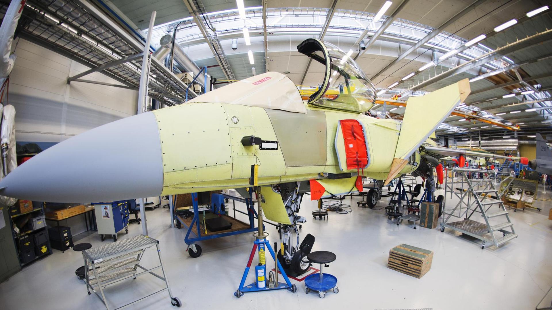 Ein Kampfjet des Typs Saab JAS 39 Gripen, kurz "Gripen" genannt, wird in der Saab-Fabrik in Linkoeping in Schweden montiert