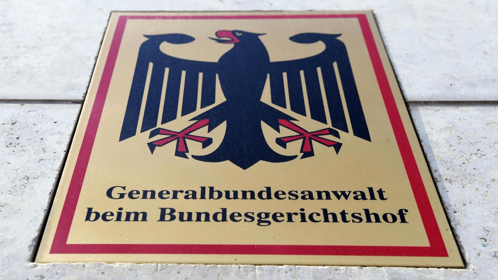 Ein Hinweisschild mit Bundesadler und dem Schriftzug "Generalbundesanwalt beim Bundesgerichtshof", aufgenommen am 12.04.2017 an der Bundesanwaltschaft in Karlsruhe (Baden-Württemberg).