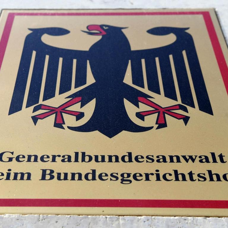 Ein Hinweisschild mit Bundesadler und dem Schriftzug "Generalbundesanwalt beim Bundesgerichtshof", aufgenommen am 12.04.2017 an der Bundesanwaltschaft in Karlsruhe (Baden-Württemberg).