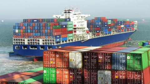Beladenes Schiff im Containerhafen in Shanghai in China