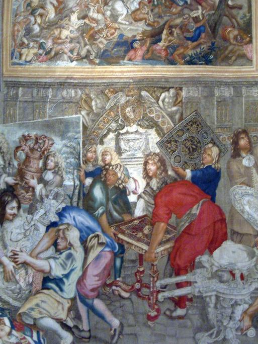 Ein Gobelin von König Ludwig XIV., auf dem Bedienstete zu sehen sind, die sich um die Silbermöbel in Schloss Versailles kümmern.