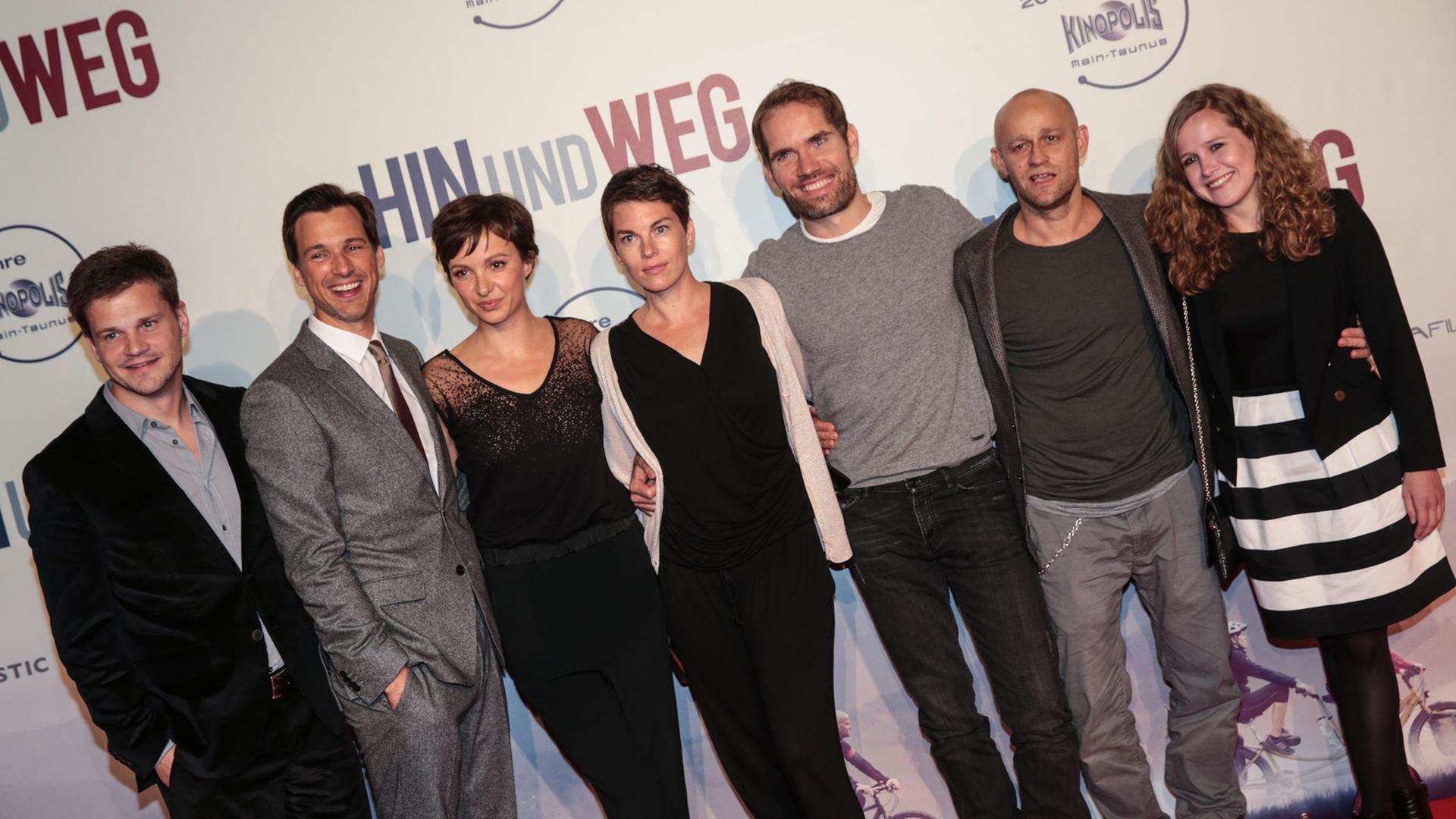 Filmset von "Hin und Weg" Drehbuchautorin Ariane Schröder (ganz rechts) neben Jürgen Vogel