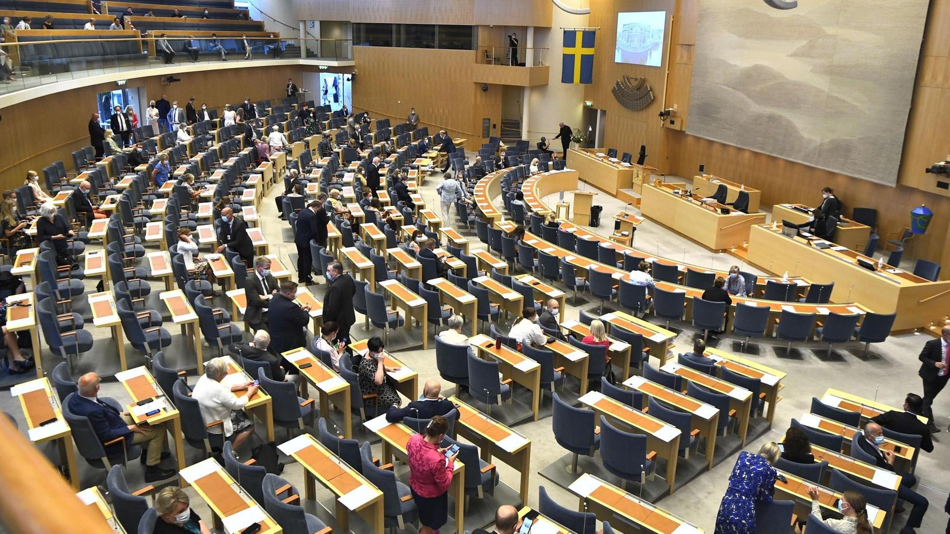 Mitglieder des schwedischen Parlaments sitzen auf ihren Plätzen. Mitglieder des schwedischen Parlaments sitzen auf ihren Plätzen.