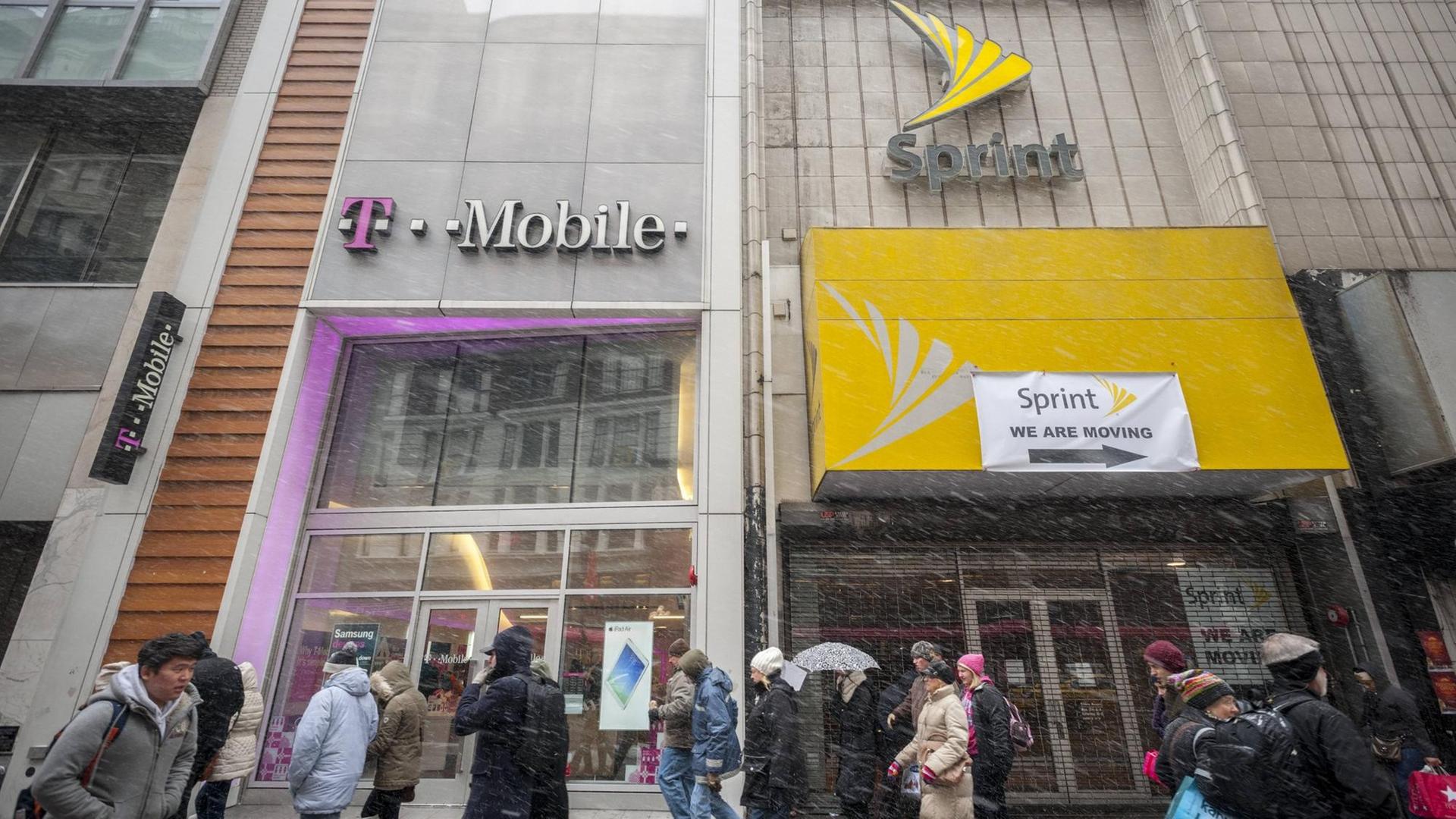Zwei Geschäfte von T-Mobile US und des Rivalen Sprint nebeneinander am Herald Square in New York