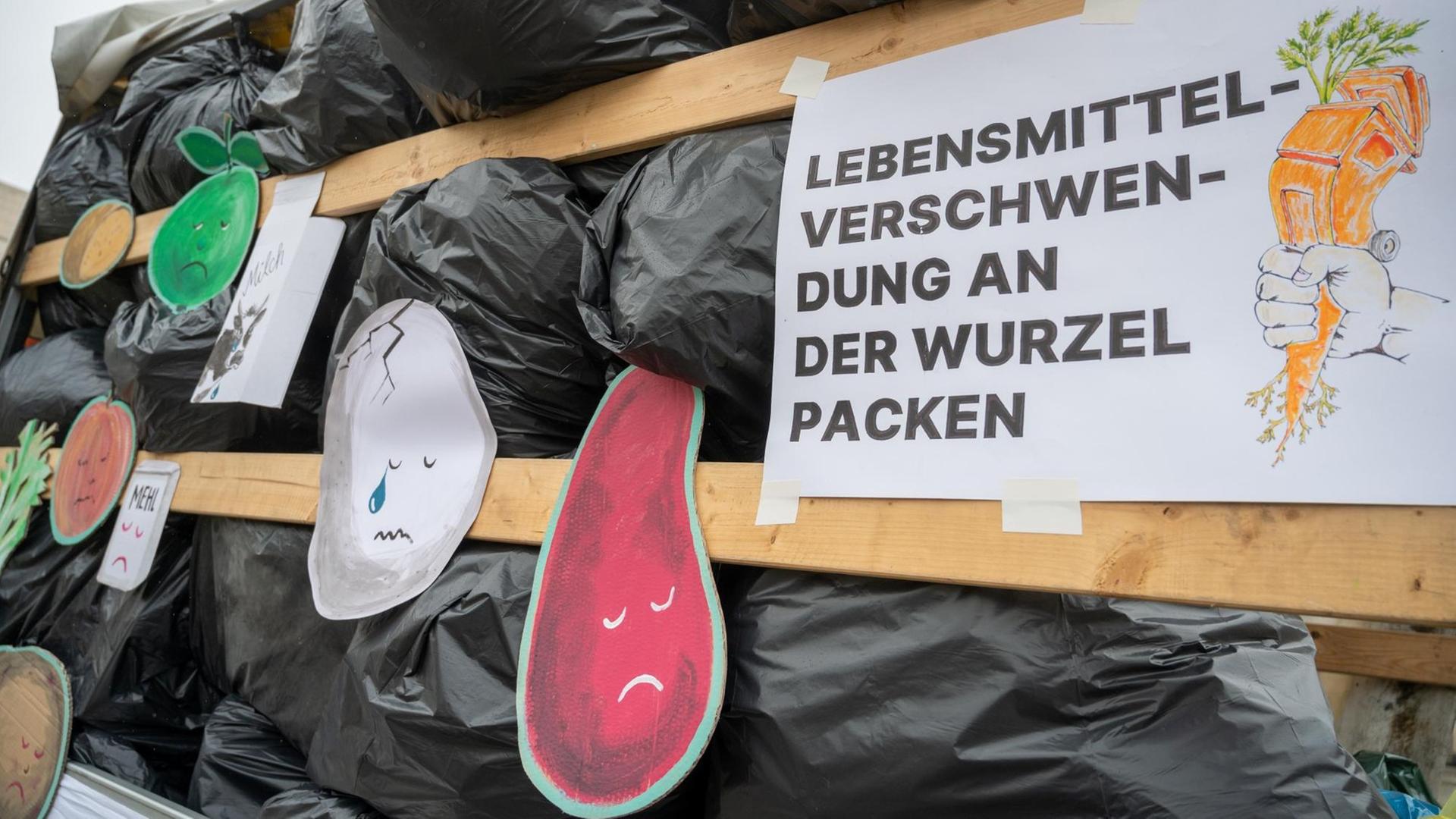 Bei einer Protestaktion der Klimaliste Berlin gegen Lebensmittelverschwendung, steht ein kleiner Lkw, der Müllsäcke geladen hat, vor dem Brandenburger Tor.