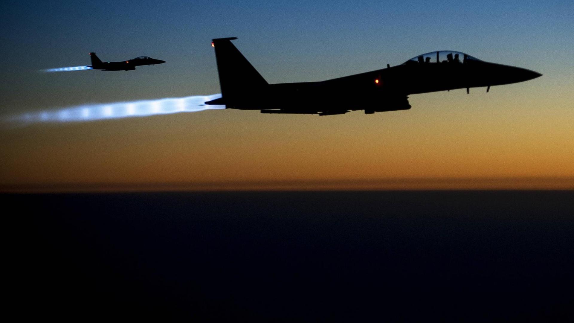Flugzeuge des US-Militärs am Himmel über dem Irak. Flugzeuge des US-Militärs am Himmel über dem Irak.