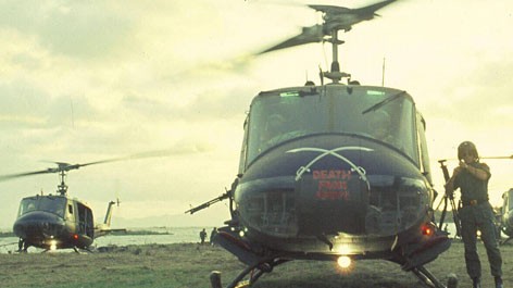In Francis Ford Coppolas "Apocalypse Now" attackieren Kampfhubschrauber zu Wagner-Klängen ein Dorf.