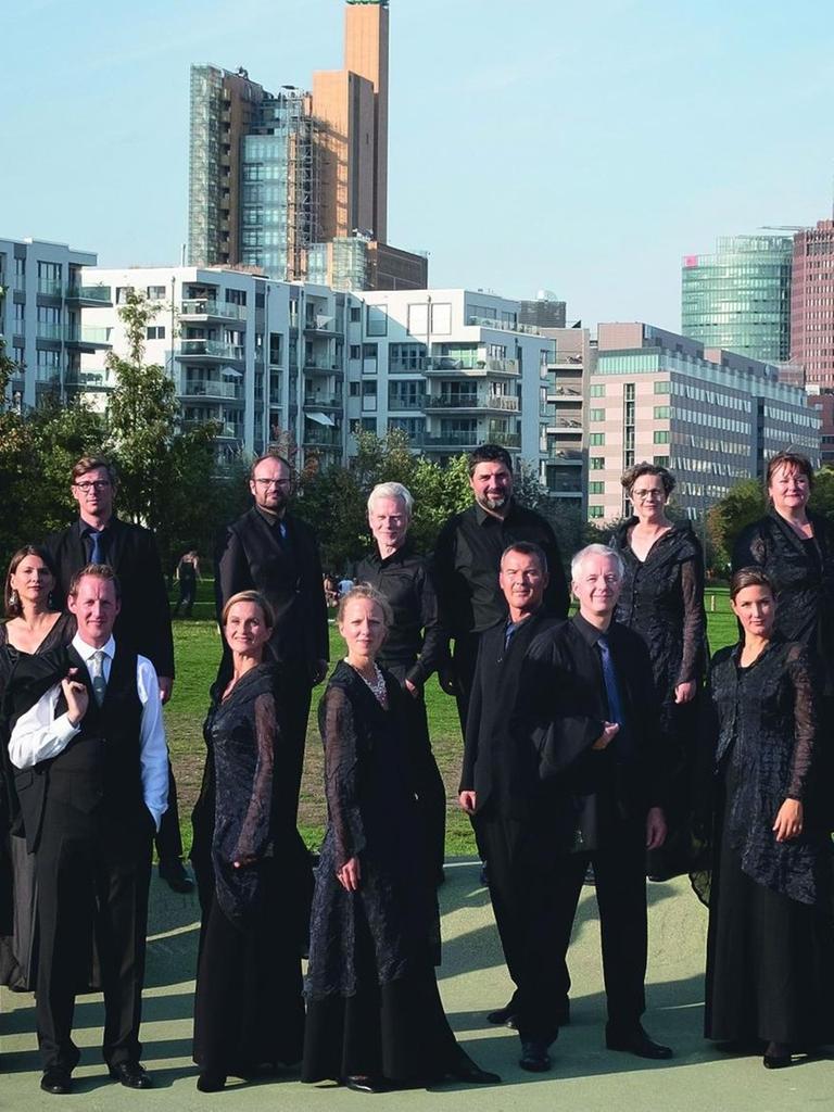 Der RIAS Kammerchor vor Berliner Großstadtkulisse