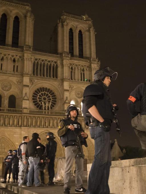 Bewaffnete Polizisten auf Streife an der Kirche Notre Dame.