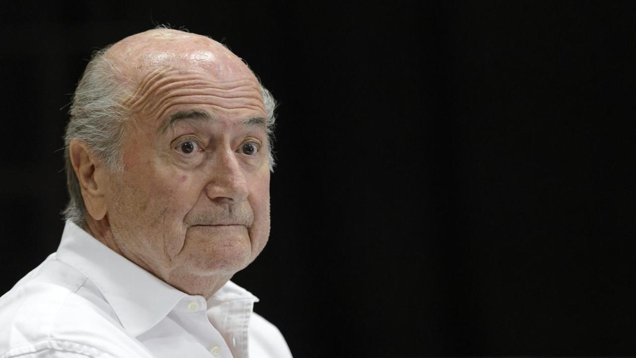 Der frühere FIFA-Chef Sepp Blatter vor einem schwarzen Hintergrund