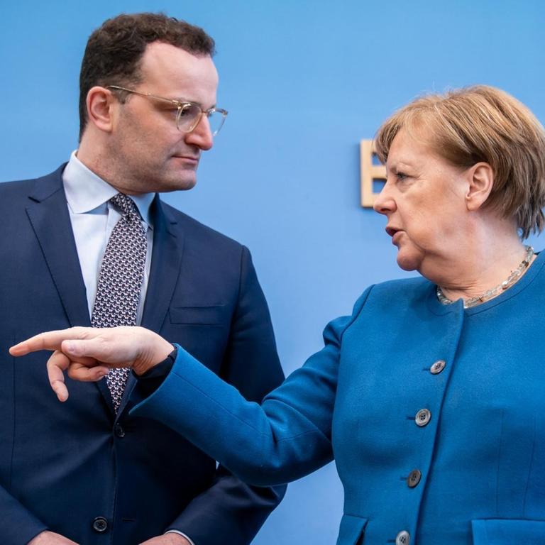 11.03.2020, Berlin: Bundeskanzlerin Angela Merkel spricht neben Jens Spahn (CDU, l), Bundesminister für Gesundheit, vor einer Pressekonferenz der zur Entwicklung beim Coronavirus. 