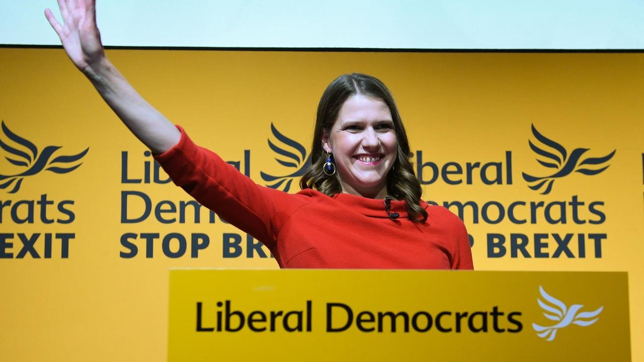 Großbritannien, London: Die Schottin Jo Swinson spricht am Proud Embankment, nachdem sie zur Vorsitzenden der Liberaldemokraten gewählt wurde.