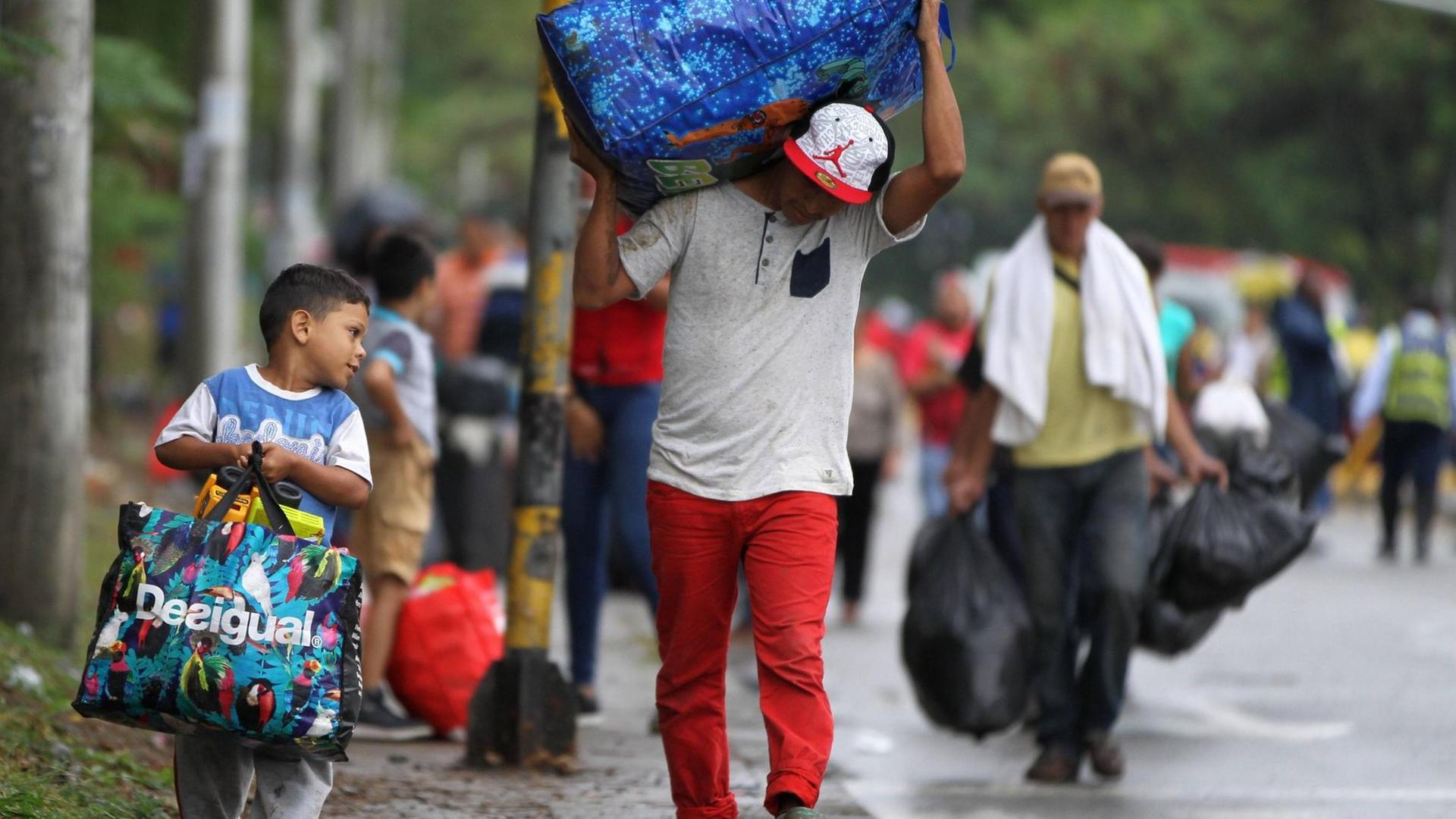 Viele Venezolaner fliehen - zum Beispiel in das Land Kolumbien.