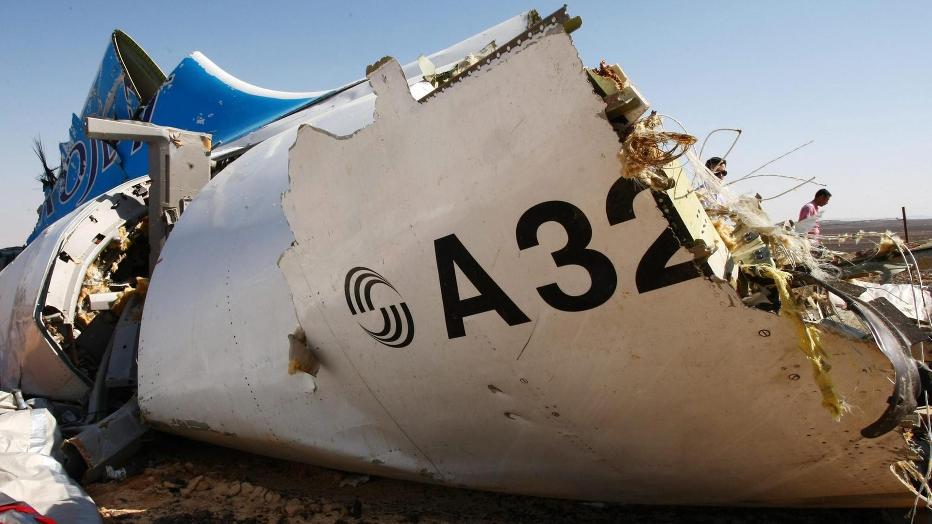 Ein Bild des russischen Katastrophenschutzministeriums vom abgestürzten Flugzeug der Gesellschaft Metrojet.