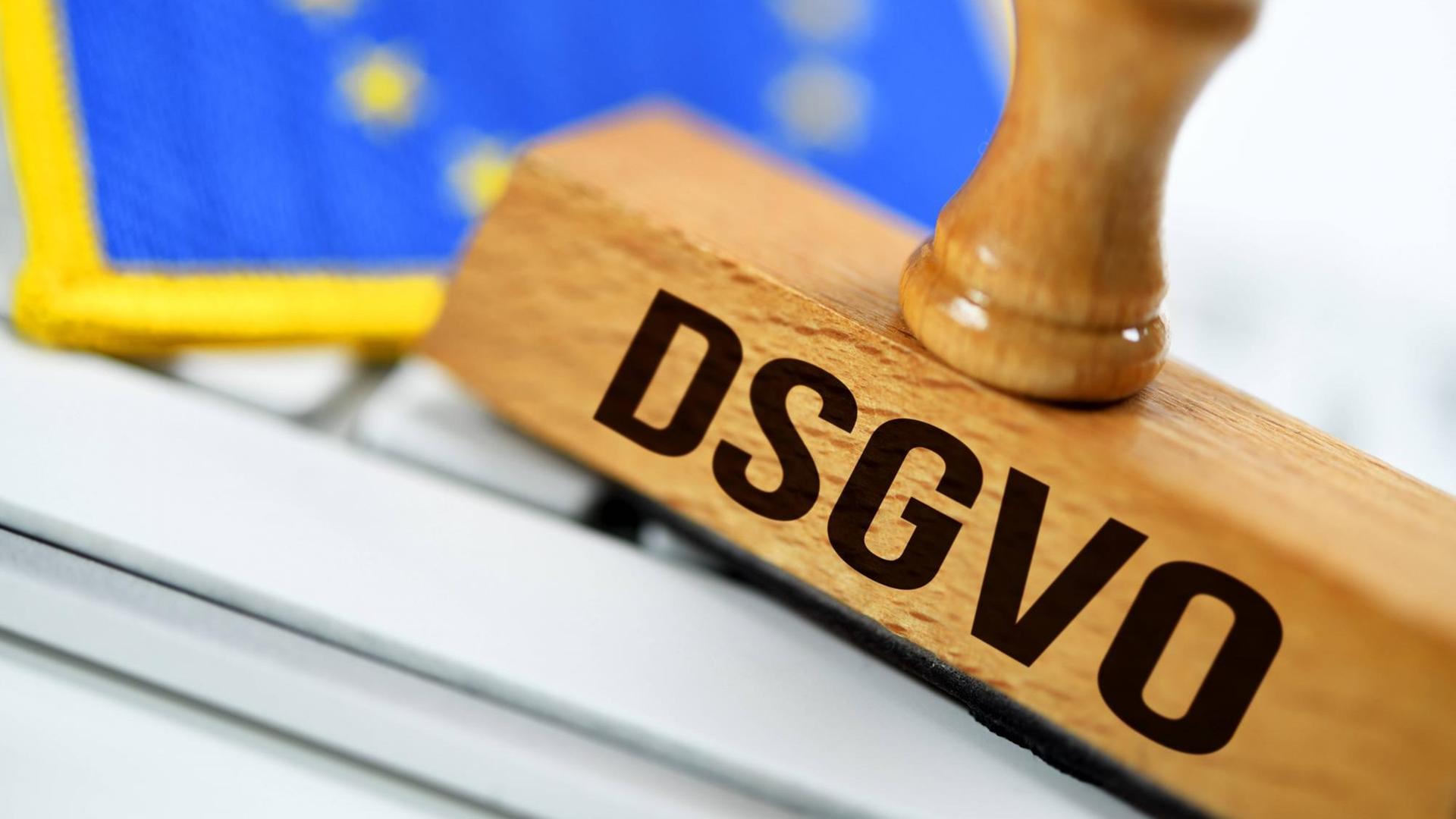 Stempel mit der Aufschrift DSGVO und EU-Fahne