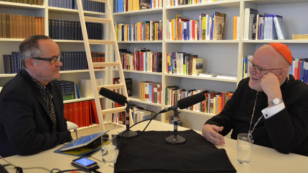 DLF-Redakteur Andreas Main (l.) im Gespräch mit Kardinal Reinhard Marx