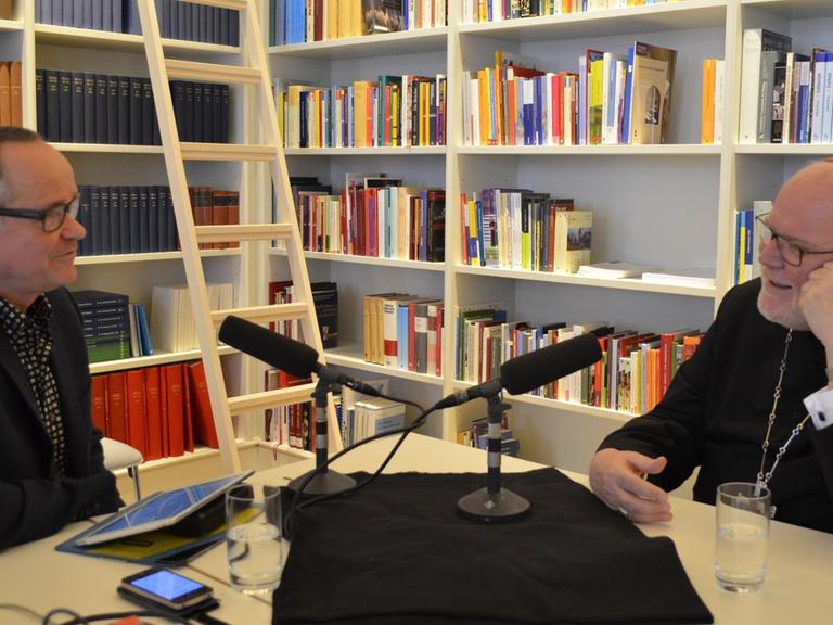 Deutschlandfunkredakteur Andreas Main (l.) im Gespräch mit Kardinal Reinhard Marx