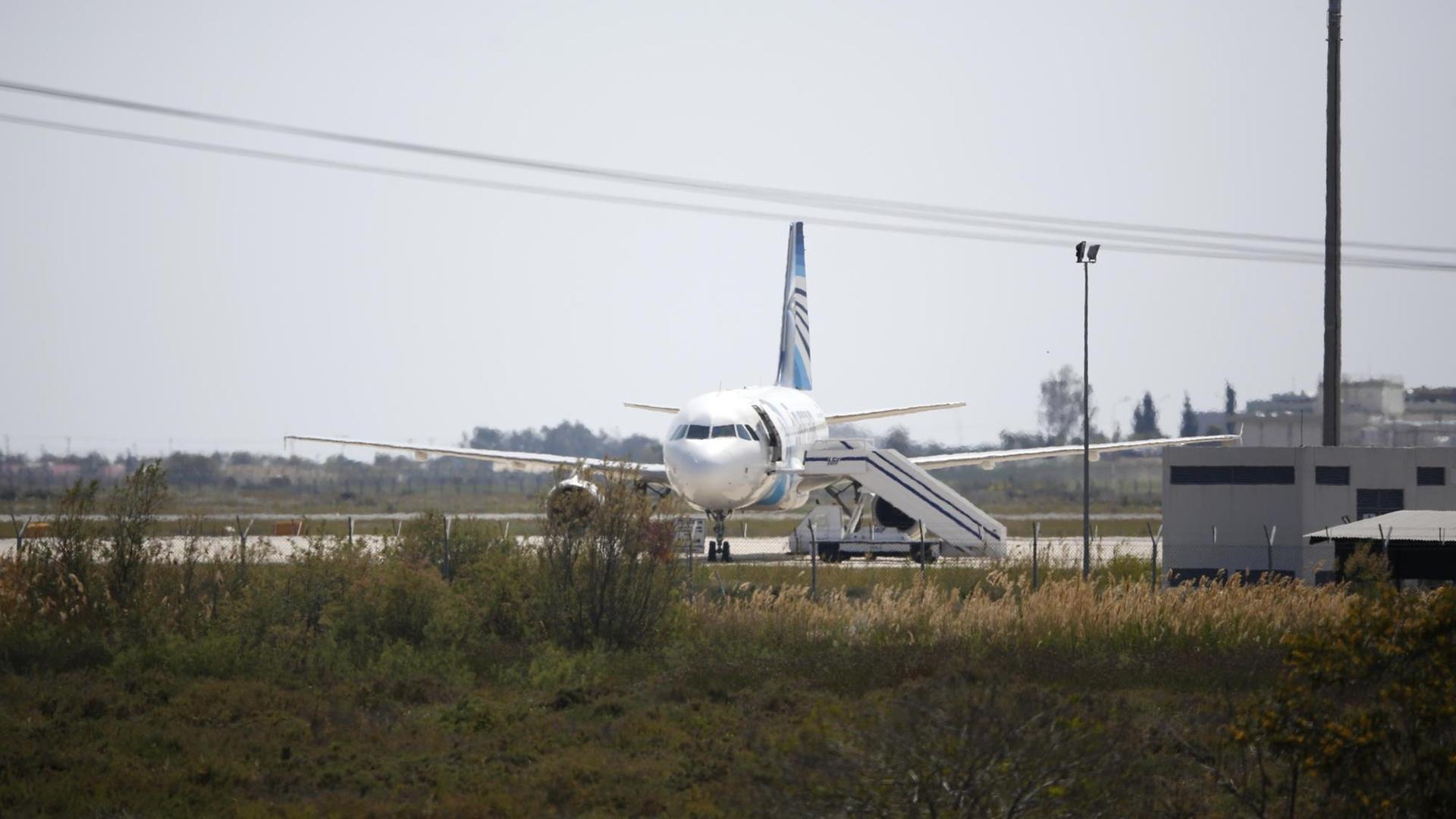 Das entführte ägyptische Passagierflugzeug von EgyptAir, ein Airbus A-320.