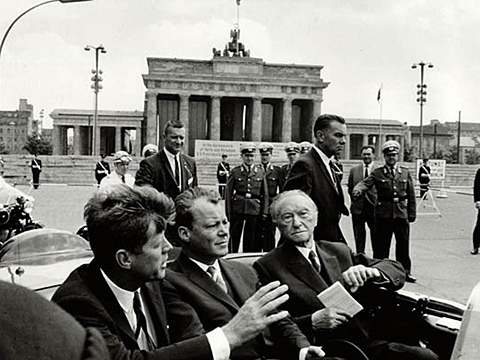 US-Präsident John F. Kennedy mit Willy Brandt und Konrad Adenauer vor dem Brandenburger Tor